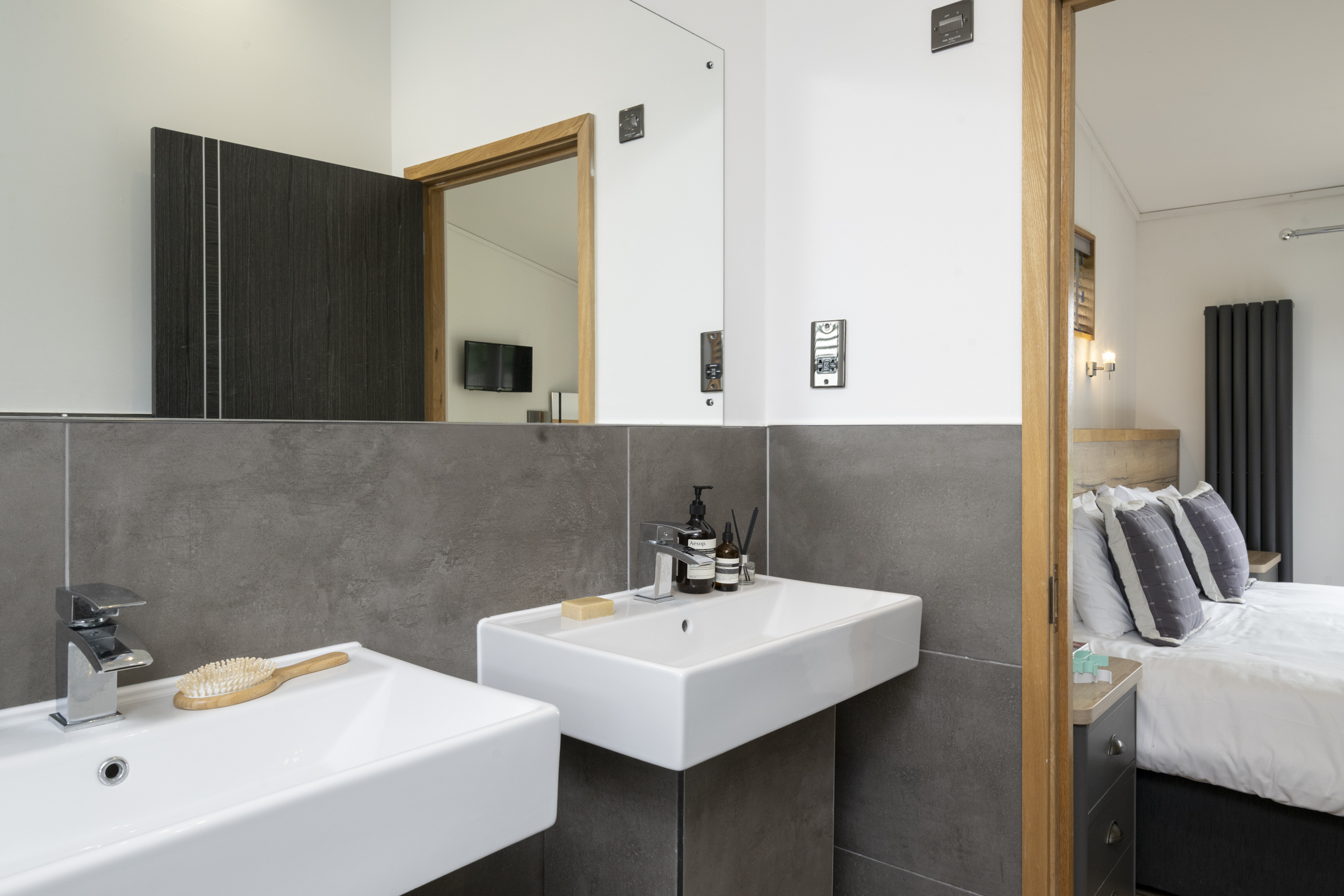 En-suite bedroom at Aspen Lodge Escape